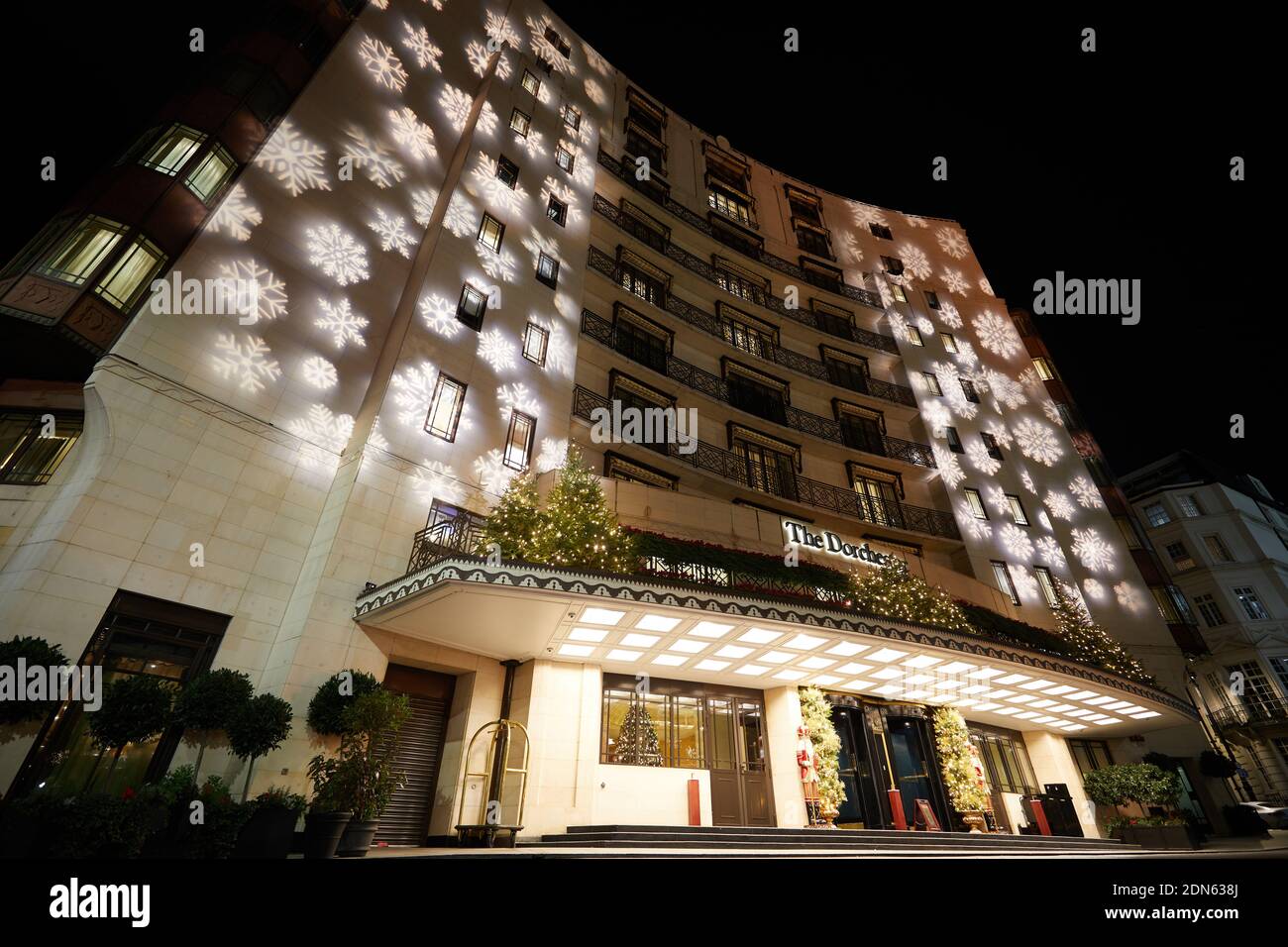 Londres, Reino Unido. - 17 Dic 2020: El Hotel Dorchester en Park Lane, proyectado con luces festivas para la temporada de Navidad 2020. Foto de stock