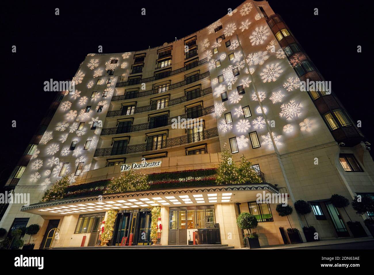 Londres, Reino Unido. - 17 Dic 2020: El Hotel Dorchester en Park Lane, proyectado con luces festivas para la temporada de Navidad 2020. Foto de stock