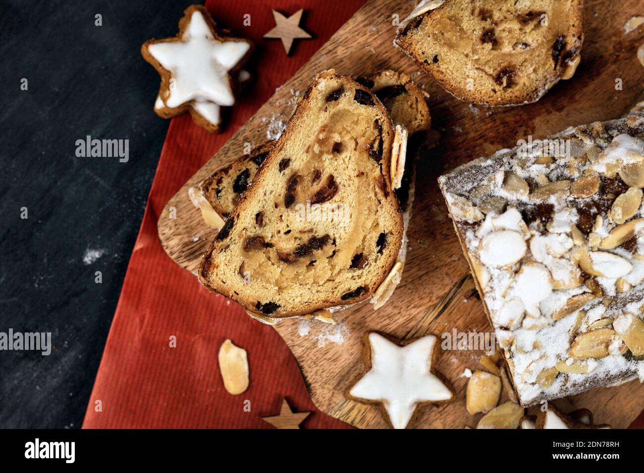 Rebanada de pastel alemán de Stollen, un pan de fruta con nueces, especias  y frutas secas con azúcar en polvo servido tradicionalmente durante la  Navidad Fotografía de stock - Alamy