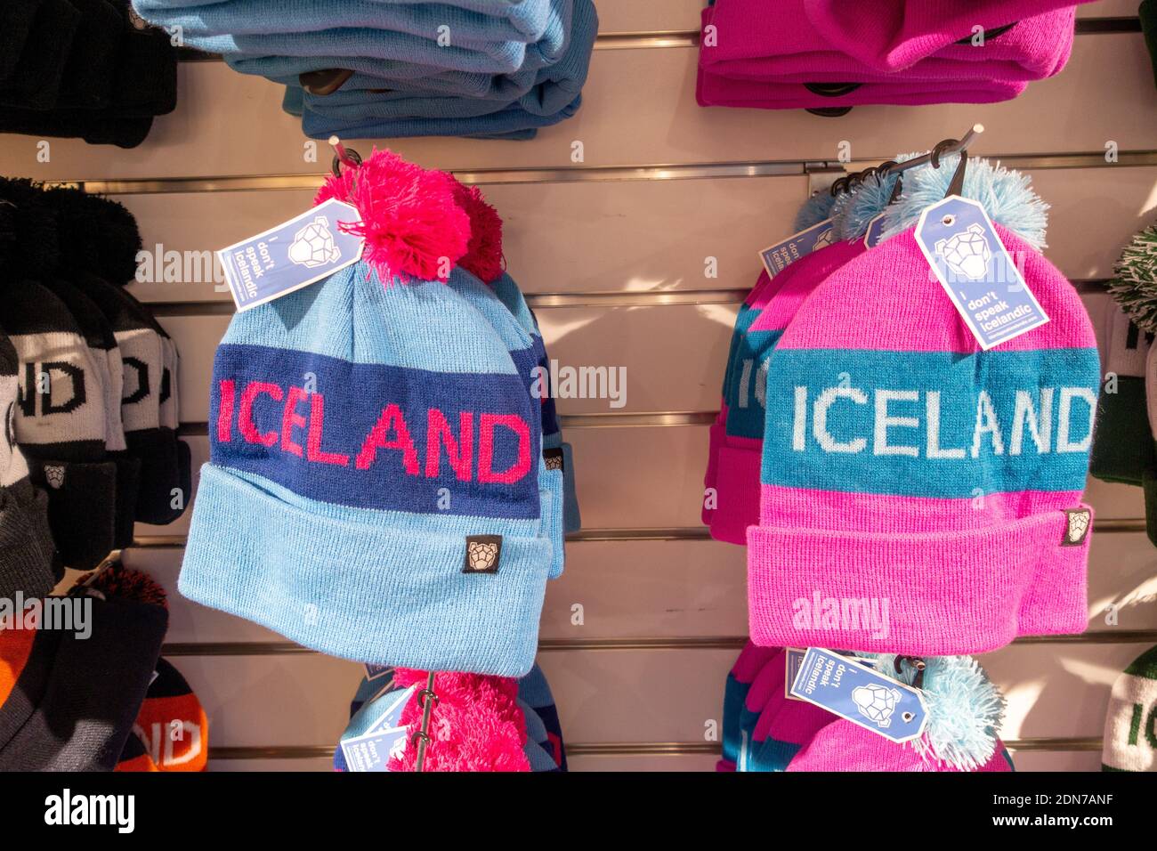 Islandia lana Bobble Gatos toques Bañeros a la venta en An Tienda de souvenirs de turistas islandeses Tienda de sombreros de lana de punto de invierno Foto de stock