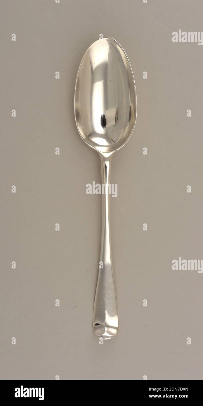 Hanoverian, Silver, la colección de cubertería es notoriamente carente de buenos ejemplos de cubertería de plata clásica francesa e inglesa del siglo XVIII. Estos patrones simples, para los cuales la decoración se suponía que era un escudo de armas, creat, o iniciales, ahora se conocen como patrón de violín para los franceses y los hanoverianos, y más tarde Inglés Antiguo para los ingleses., Londres, Inglaterra, 1749, cubiertos, Artes Decorativas, cucharada, cucharada Foto de stock