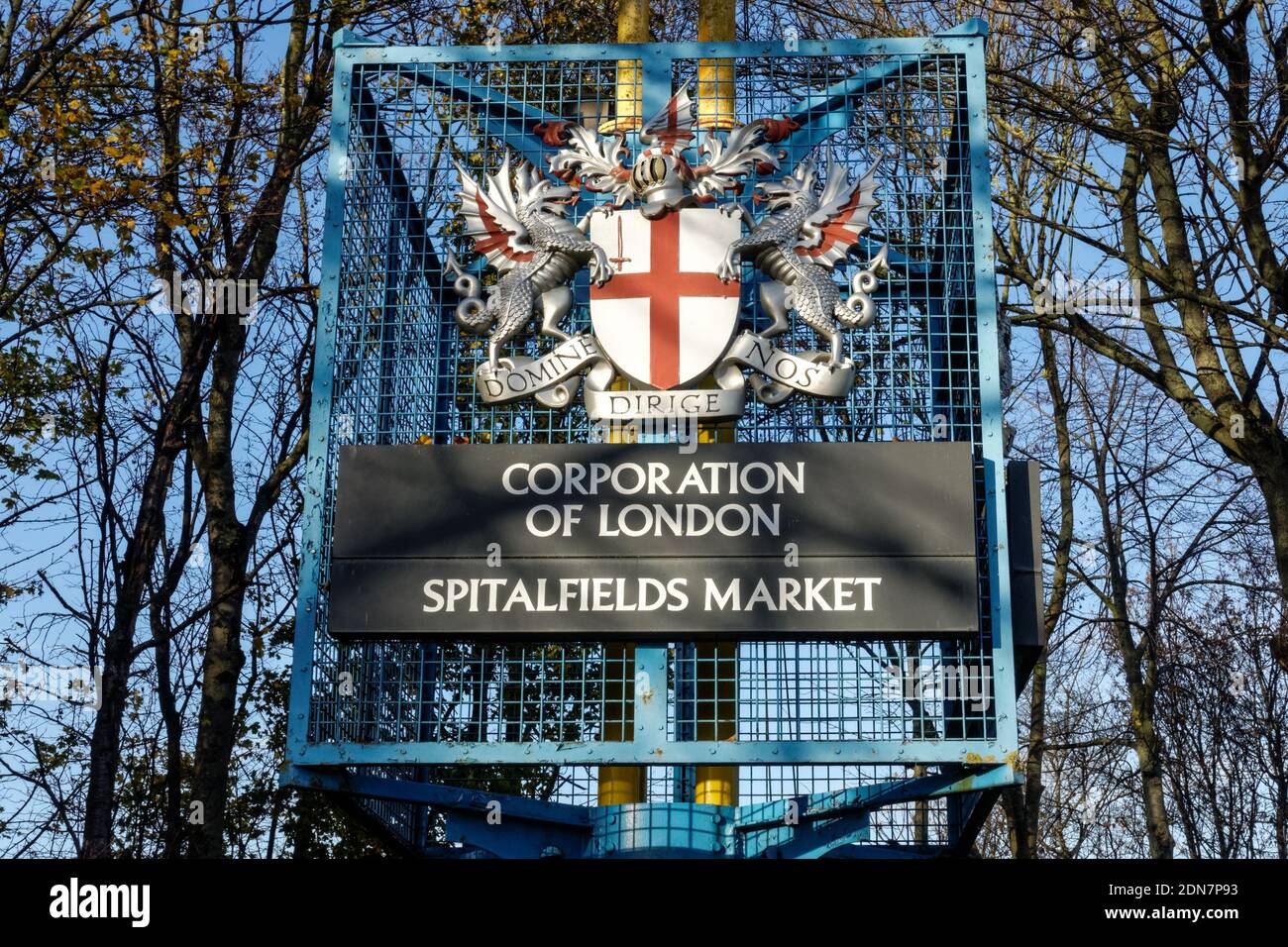 Nuevo signo de mercado Spitalfields con escudo de armas de la ciudad de Londres arriba, Londres Inglaterra Reino Unido Foto de stock