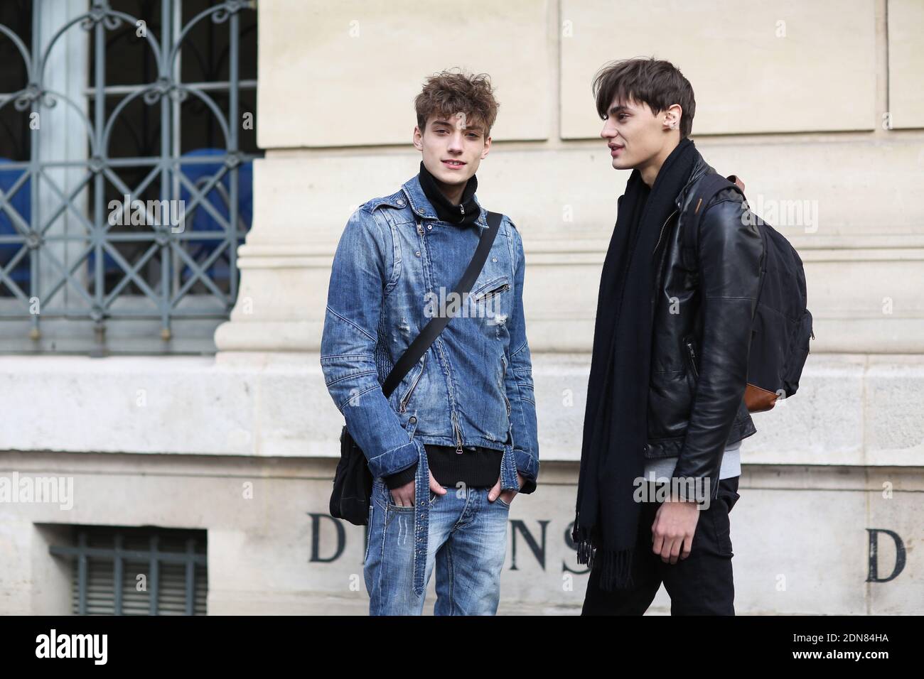 Estilo urbano, modelos fuera de servicio después de Ann Demeulemeester Otoño -Invierno 2015-2016 espectáculo de ropa de hombre, celebrado en Couvent des Cordeliers, París, Francia el 23 de enero 2015. Foto de