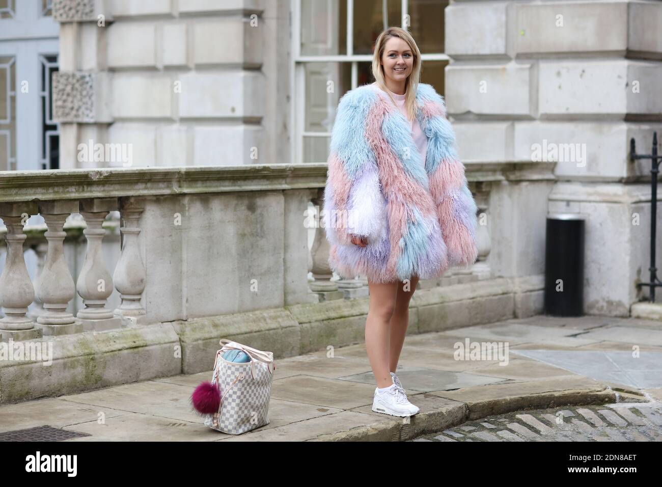 Street style, Daisy Keens (blogger de moda) llegando a la semana de moda de  Londres Listo para llevar Otoño-Invierno 2015-2016 celebrado en Somerset  House, Londres, Inglaterra el 20 de febrero de 2015.