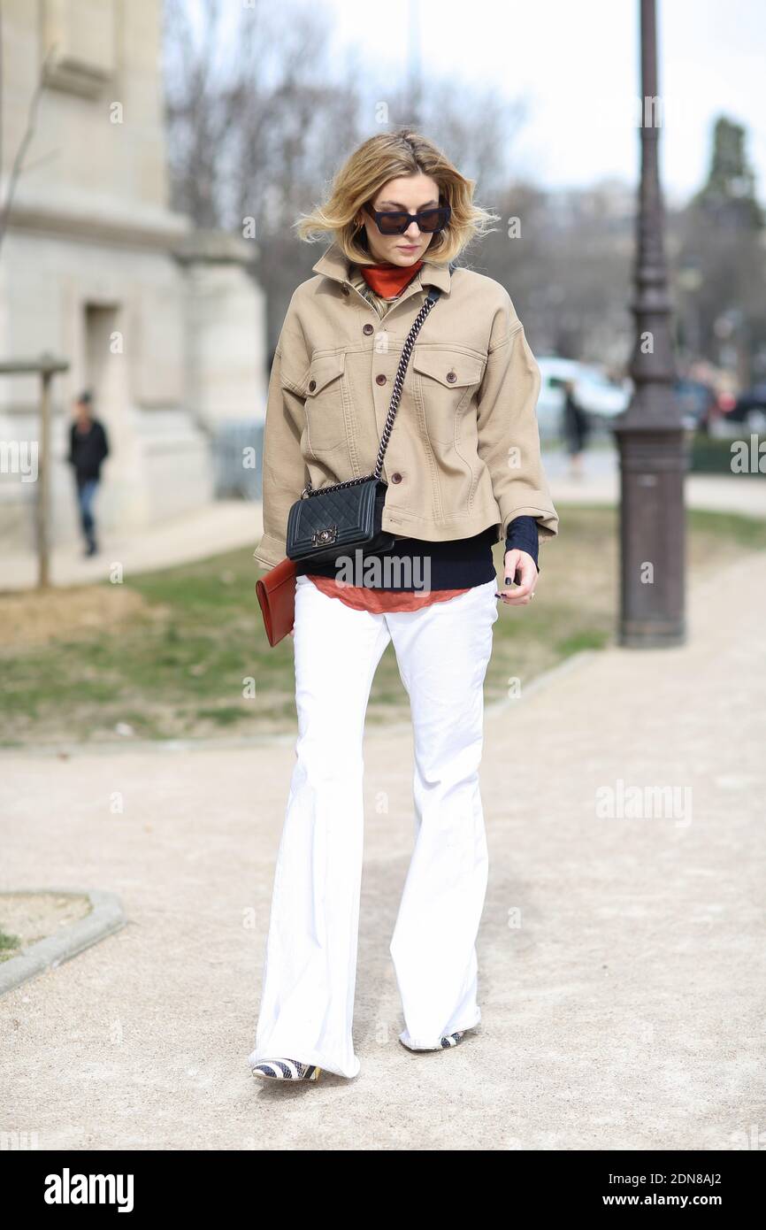 Street style, Camille Charriere (blogger de moda) llegando a Mugler Otoño/Invierno  2015-2016 listo para llevar espectáculo celebrado en el Grand Palais en  París, Francia, el 7 de marzo de 2015. Foto de