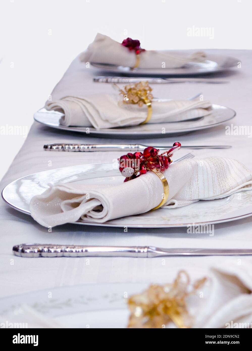 Mesa de vacaciones de lujo con porcelana, servilletas de lino, plata y  servilleteros decorativos Fotografía de stock - Alamy