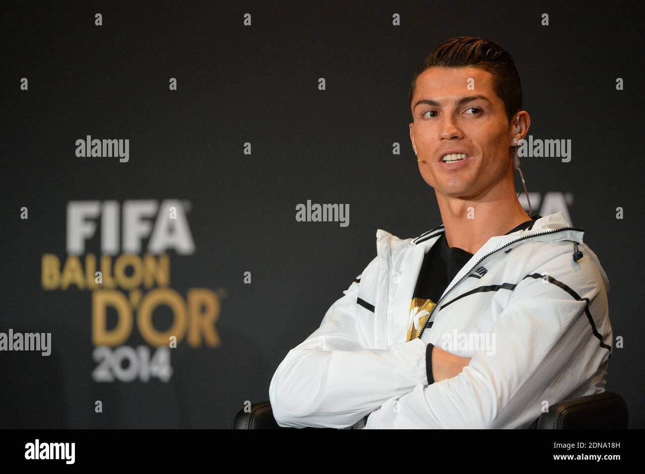 Cristiano Ronaldo de Portugal durante rueda de prensa antes de la Gala del Premio Balón de Oro 2014 de la FIFA en el Kongresshalle de Zurich, Suiza, 12 de