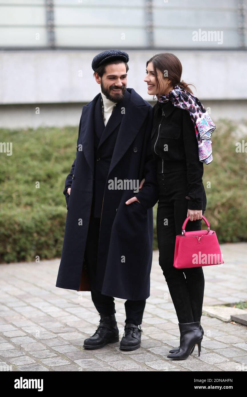 Estilo de calle, Giotto Calendoli y Patricia Manfield llegando a Louis Vuitton Otoño-Invierno 2015-2016 espectáculo de ropa de hombre, celebrado en Serre París, Francia el 22 de enero de 2015.