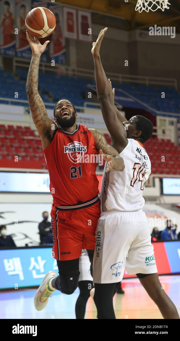 18 de diciembre de 2020. Juego de baloncesto sin fans Shawn Long (L) del  Ulsan Hyundai Modis Phoebus sale a balazos durante un partido de la Liga  Coreana de Baloncesto contra los