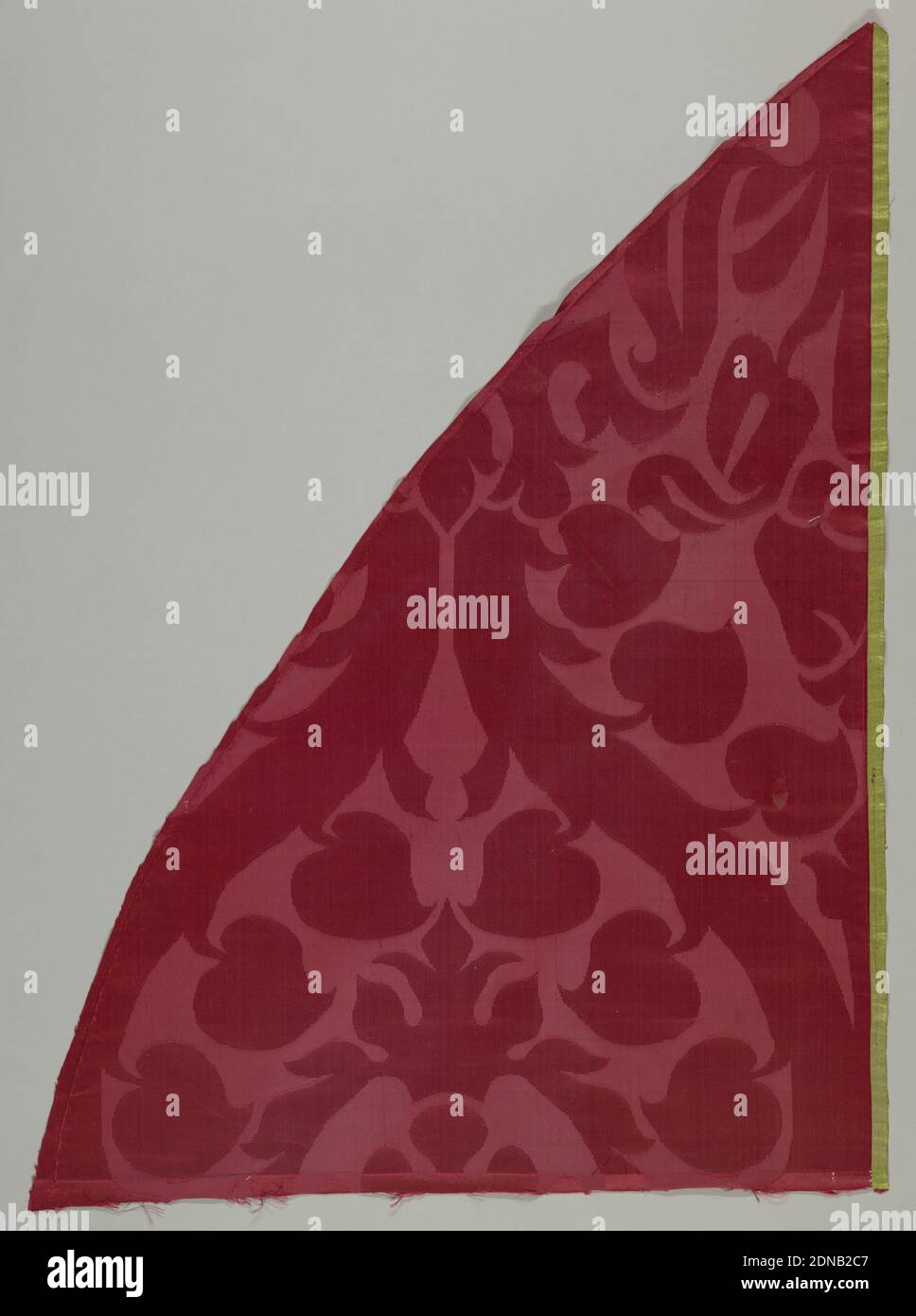 Textil, Medio: Seda Técnica: 4&1 satén damask, bandas de ojival con hojas en forma de corazón en rojo., siglo 16, tejidos textiles, Textil Foto de stock