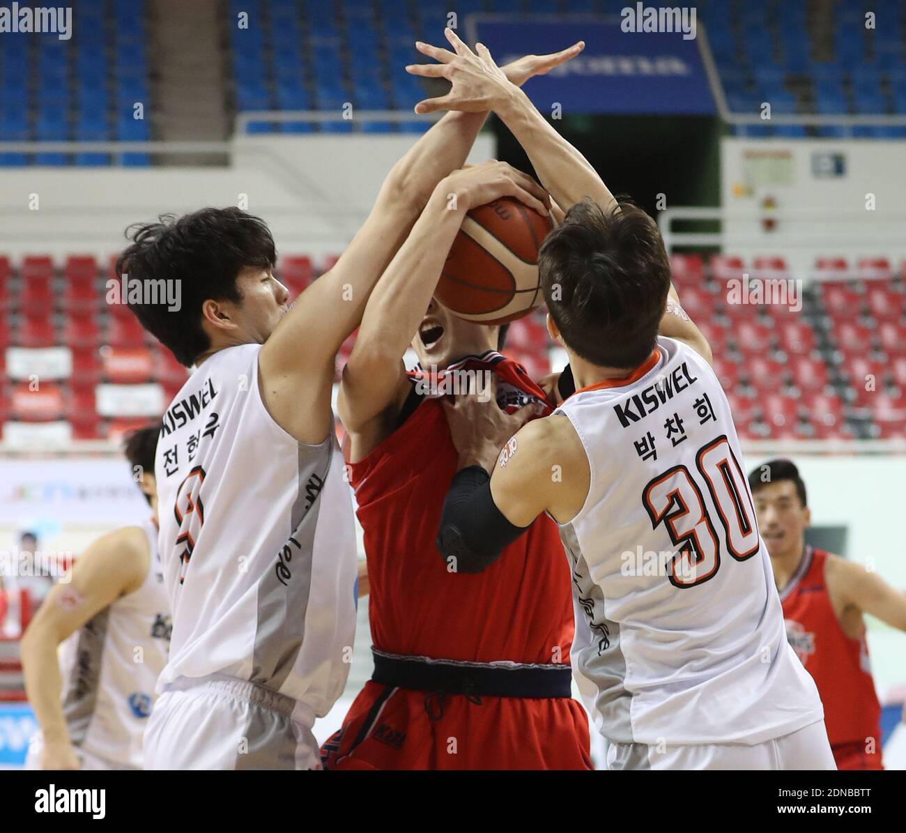 18 de diciembre de 2020. Juego de baloncesto sin fans Choi Jin-soo (C) del  Ulsan Hyundai Modis Phoebus vies para el balal con Jeon Hyun-woo (L) y Park  Chan-hee de los elefantes