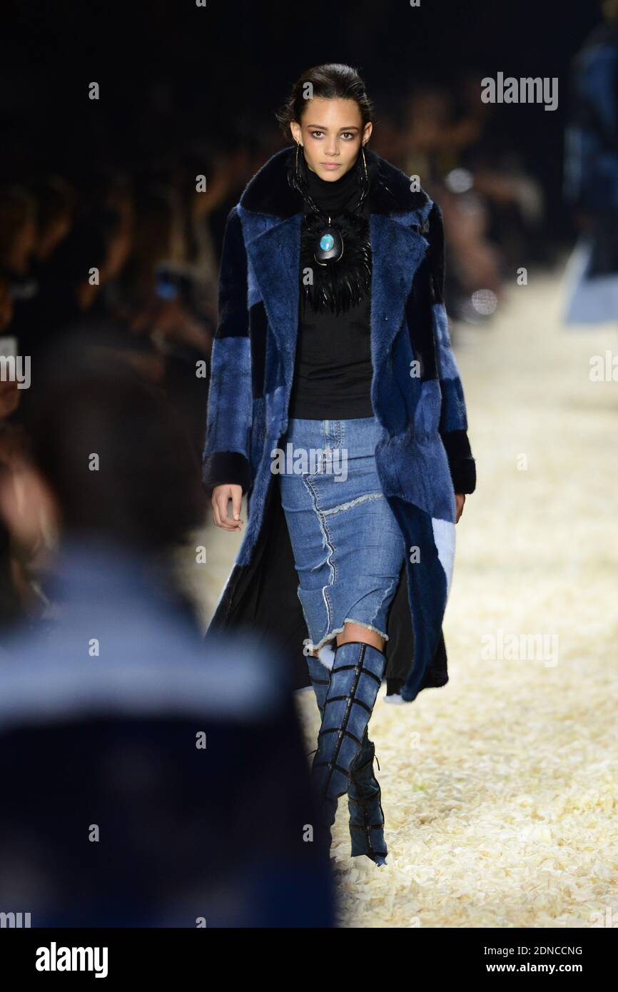 Creaciones de la muestra modelo por Tom Ford parte de Presentación de la Colección de ropa mujeres Otoño/Invierno 2015 en Milk Studios en los Angeles, CA, USA el 20