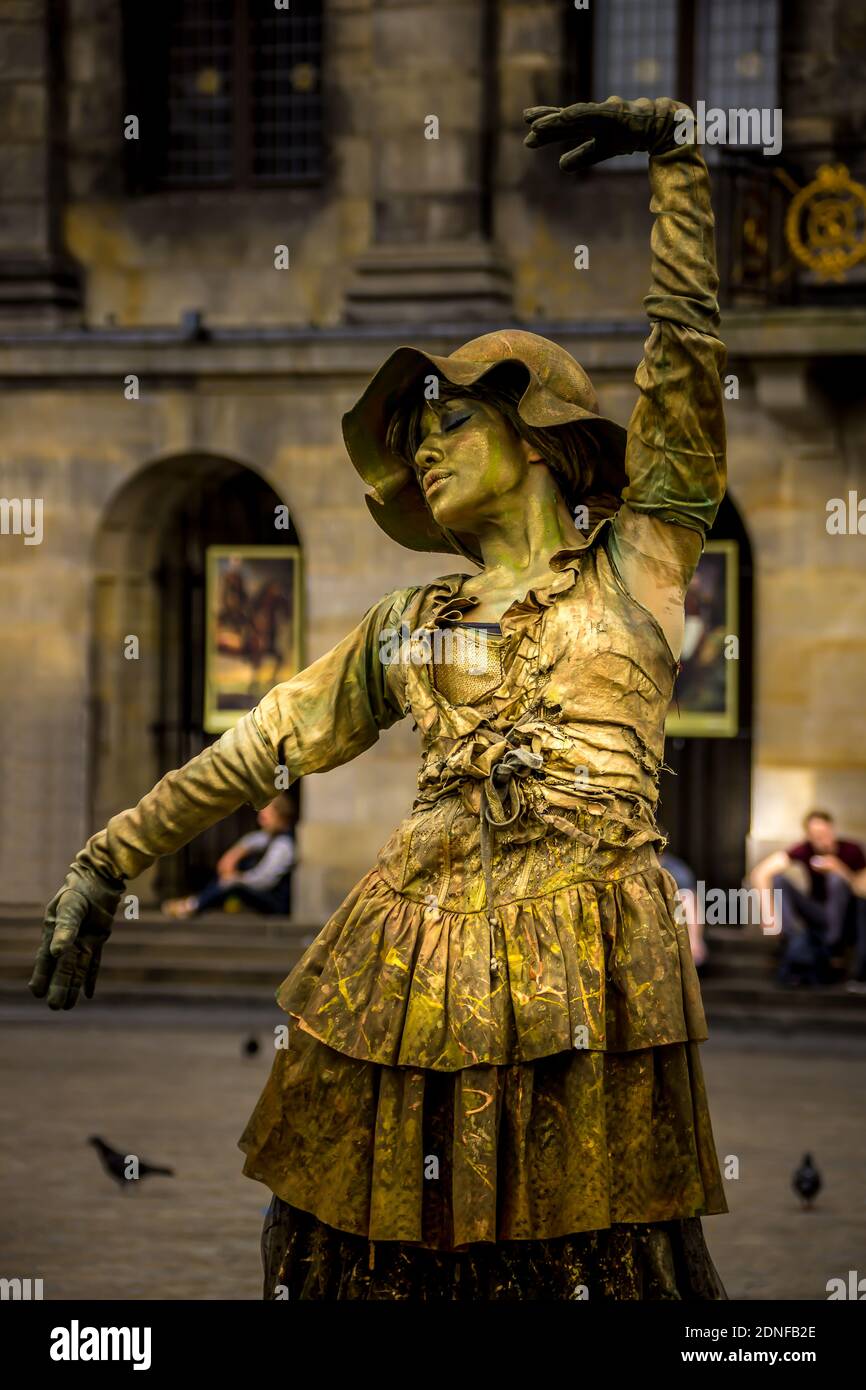 Estatua de Oro de Arte Vivo en exhibición en el corazón de Amsterdam, Holanda Foto de stock