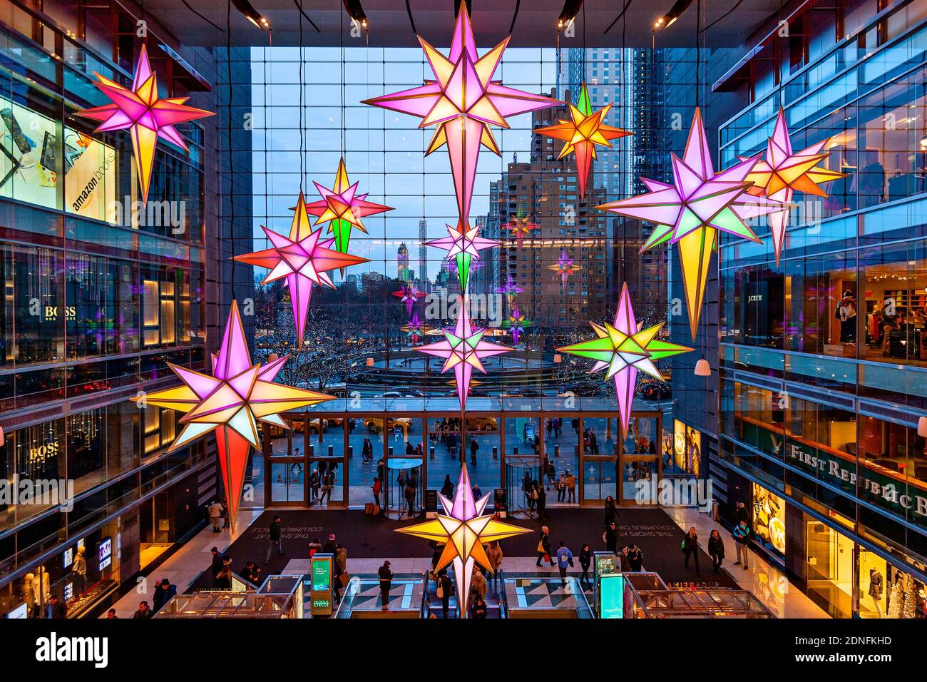 Ornamentos de Navidad en el New York Time Warner Center Manhattan New York Foto de stock