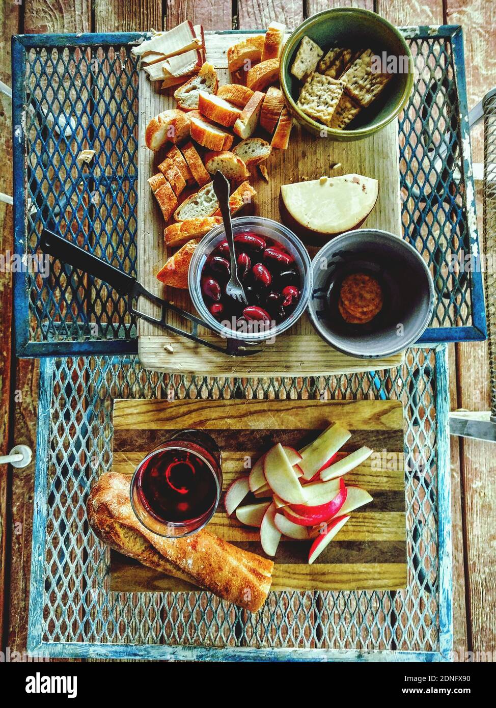 Platos de comida para el dedo afuera en una terraza Fotografía de stock -  Alamy