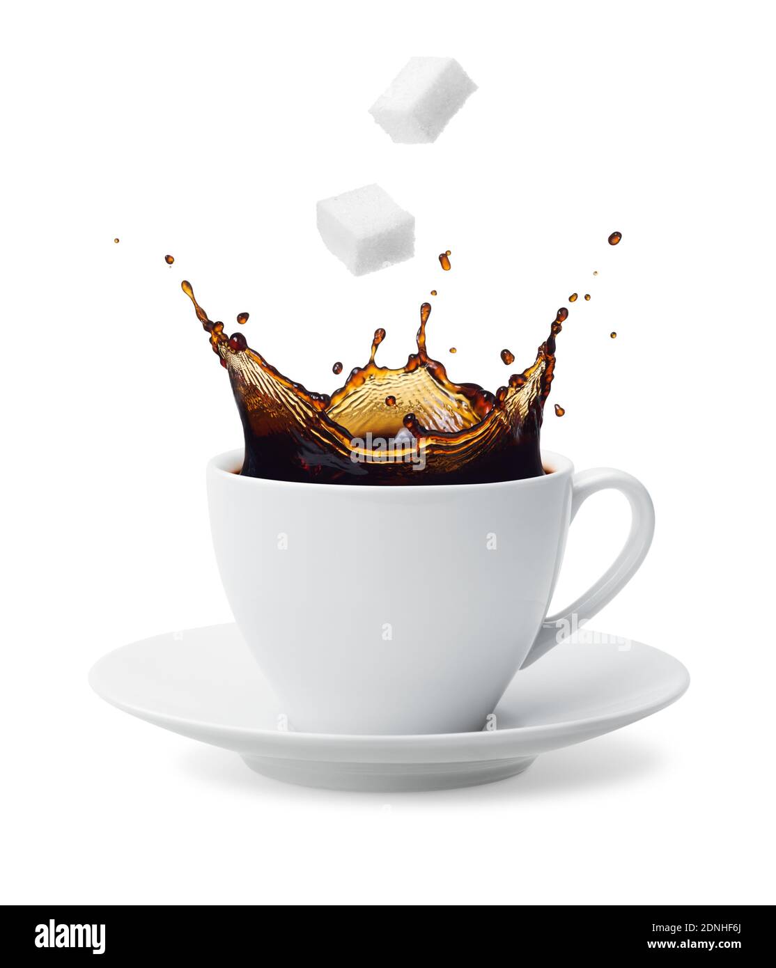 Terrón de azúcar siendo lanzadas en café creando splash Foto de stock