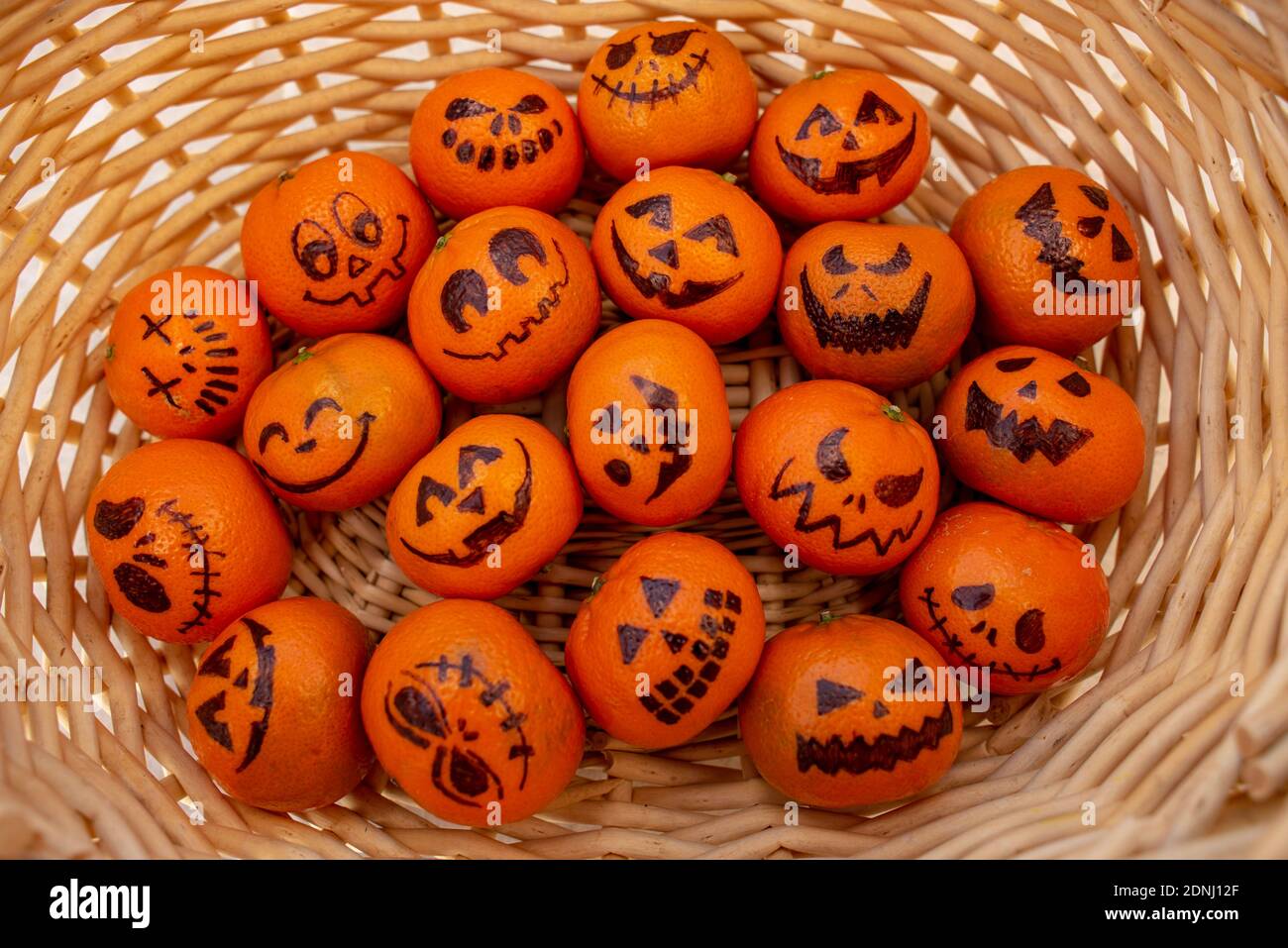 Trick sano o tratar bocadillos de Halloween para niños - Cesta de los  Naranjas Mandarin Jack O Lantern Faces Fotografía de stock - Alamy