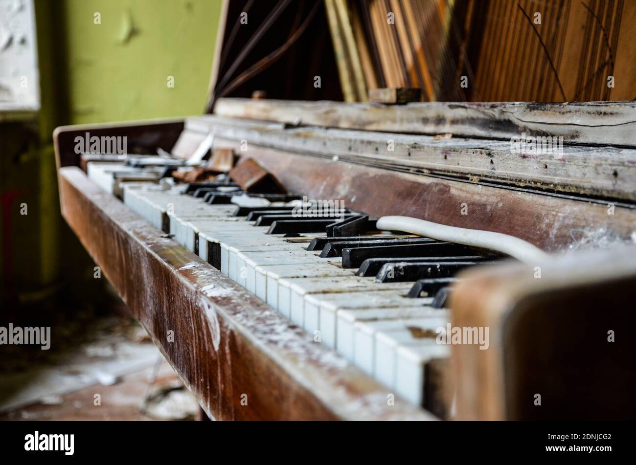 Primer plano del viejo piano roto en casa Fotografía de stock - Alamy