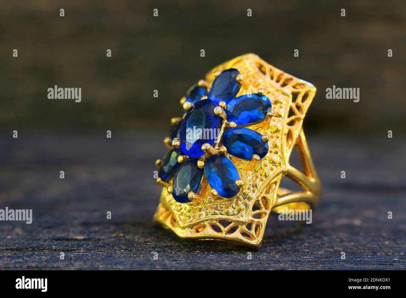 Los anillos de son joyas en pisos de antiguos Fotografía de stock -