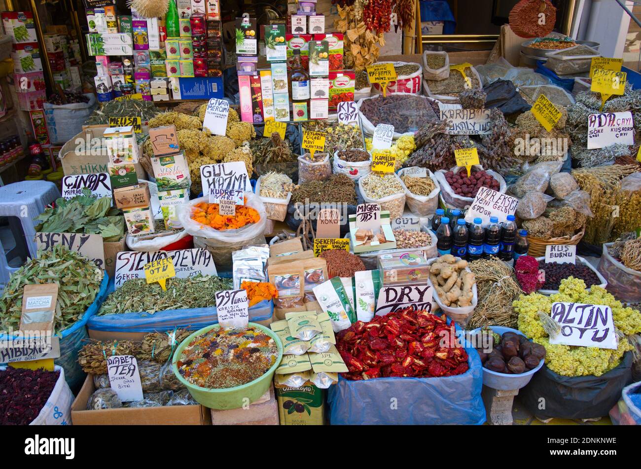Karahayit, Turquía - Septiembre de 2018: Vendedor de mercado callejero con variedad de especias, hierbas y otros ingredientes tradicionales de la medicina turca Foto de stock