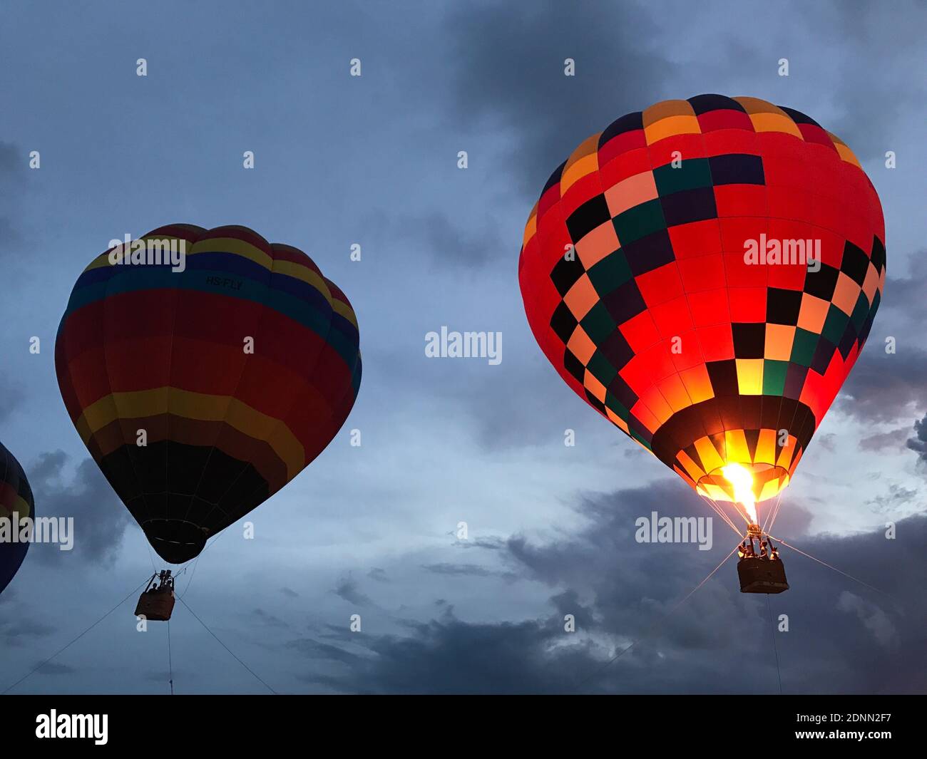 Ángulo de visión baja de globos aerostáticos volando contra el cielo  nublado Fotografía de stock - Alamy