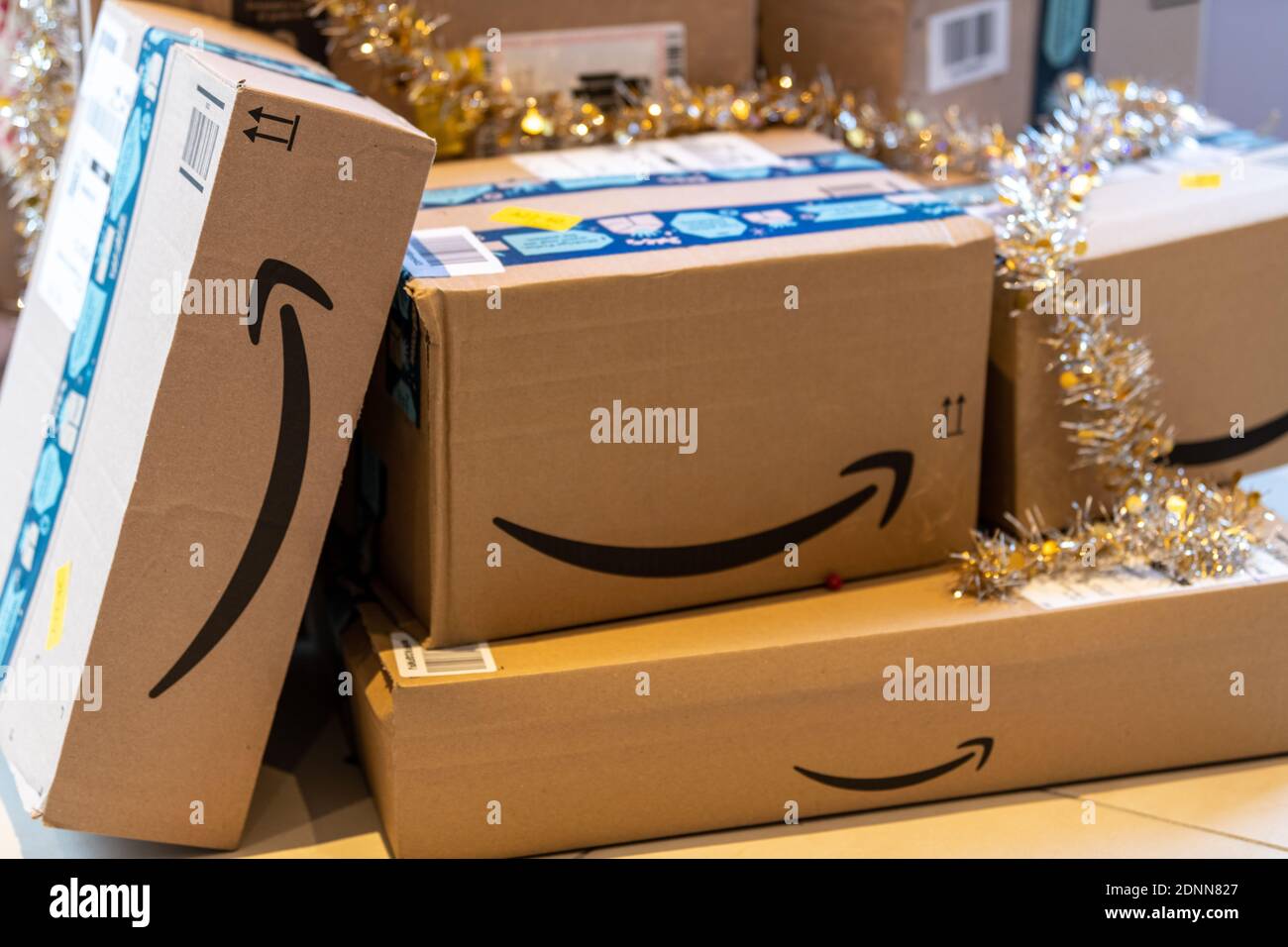 Paquetes de Amazon depositados al pie del árbol de Navidad Fotografía de  stock - Alamy