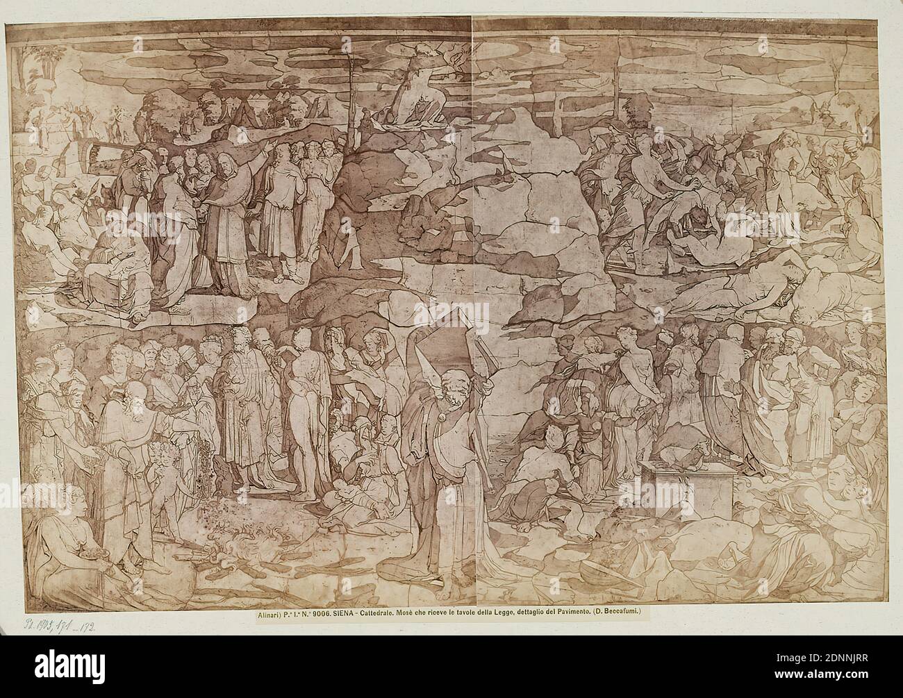 Domenico Beccafumi: Moisés recibe las tablillas de la ley, detalle del piso en la Catedral de Siena, papel de albúmina, proceso positivo en blanco y negro, tamaño de imagen: Altura: 24,60 cm; ancho: 36,80 cm, título copiado debajo de la fotografía SIENA - Cattedrale. Mosè che riceve le tavole della Legge, dettaglio del pavimento. (D. Beccafumi.), Moisés con la ley tablillas en el Monte Sinaí, piso (arquitectura), arte Foto de stock