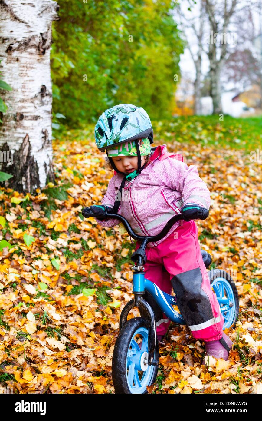 Una niña pequeña (2 años) en un equilibrio bike Fotografía de stock - Alamy