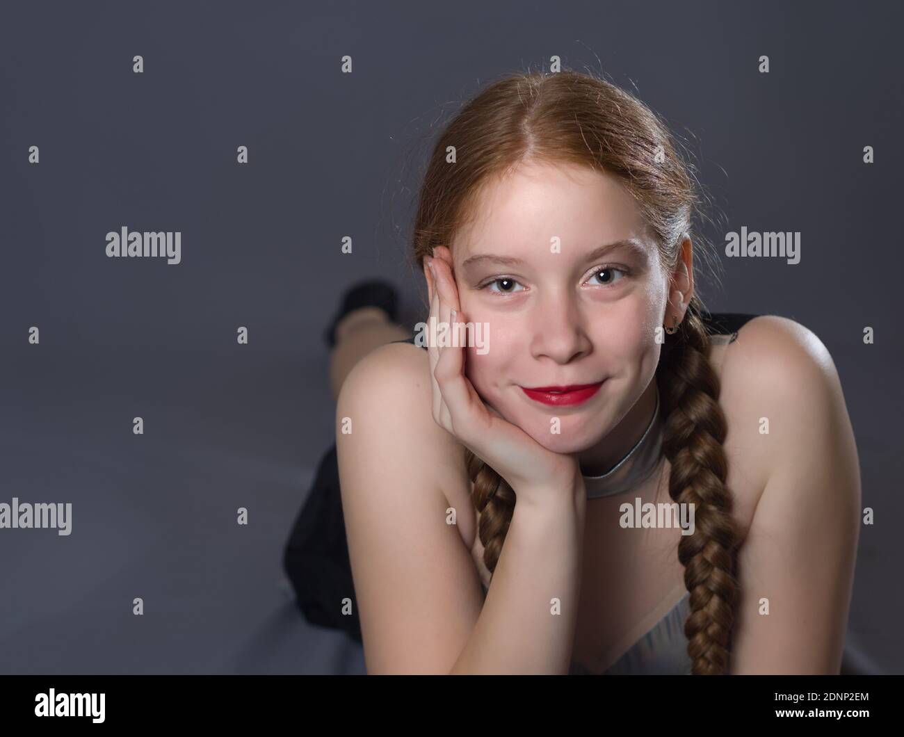 Redhead Teen Majorette Chica con Pigtails posando en Studio Foto de stock