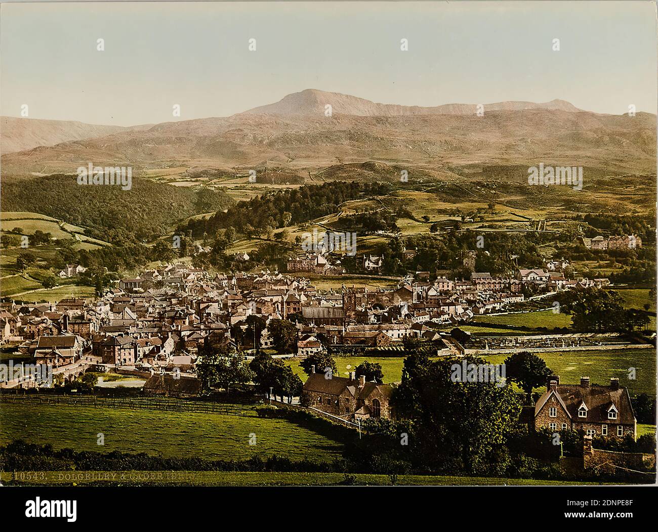 Dolgelley & Cader Idris, impresión fotocroma, total: Altura: 16,50 cm; ancho: 22,40 cm, inscrito: Recto u. li.: Impreso en capiteles de oro: 10543 - DOLGELLEY & CADER IDRIS, sello: Verso y derecho, en plomo: Dimensiones, técnica y inv.no, fotografía de viajes, paisaje con plantas, montañas, cordillera Foto de stock