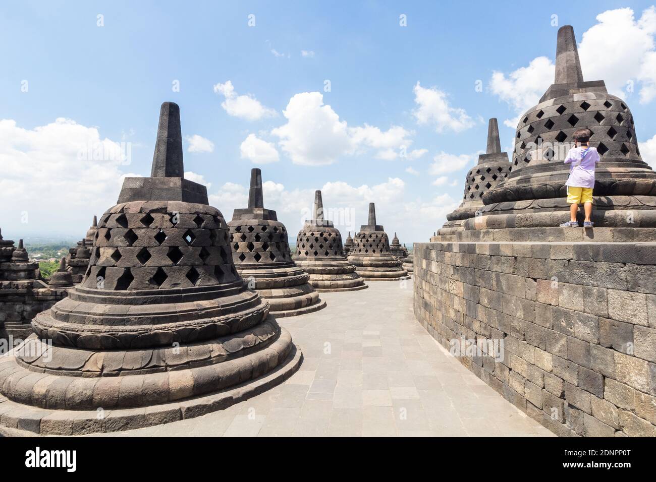 El antiguo templo budista en Borobudur, Indonesia Foto de stock