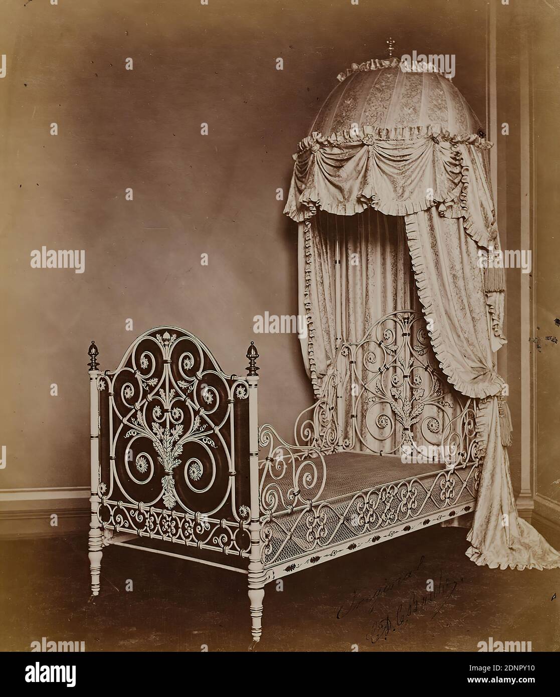 Wilhelm Champés, cama metálica con dosel, papel de albúmina, proceso  positivo en blanco y negro, tamaño de imagen: Altura: 28,7 cm; anchura:  24,7 cm, sello seco: Recto y sobre el cartón: Fotografía,