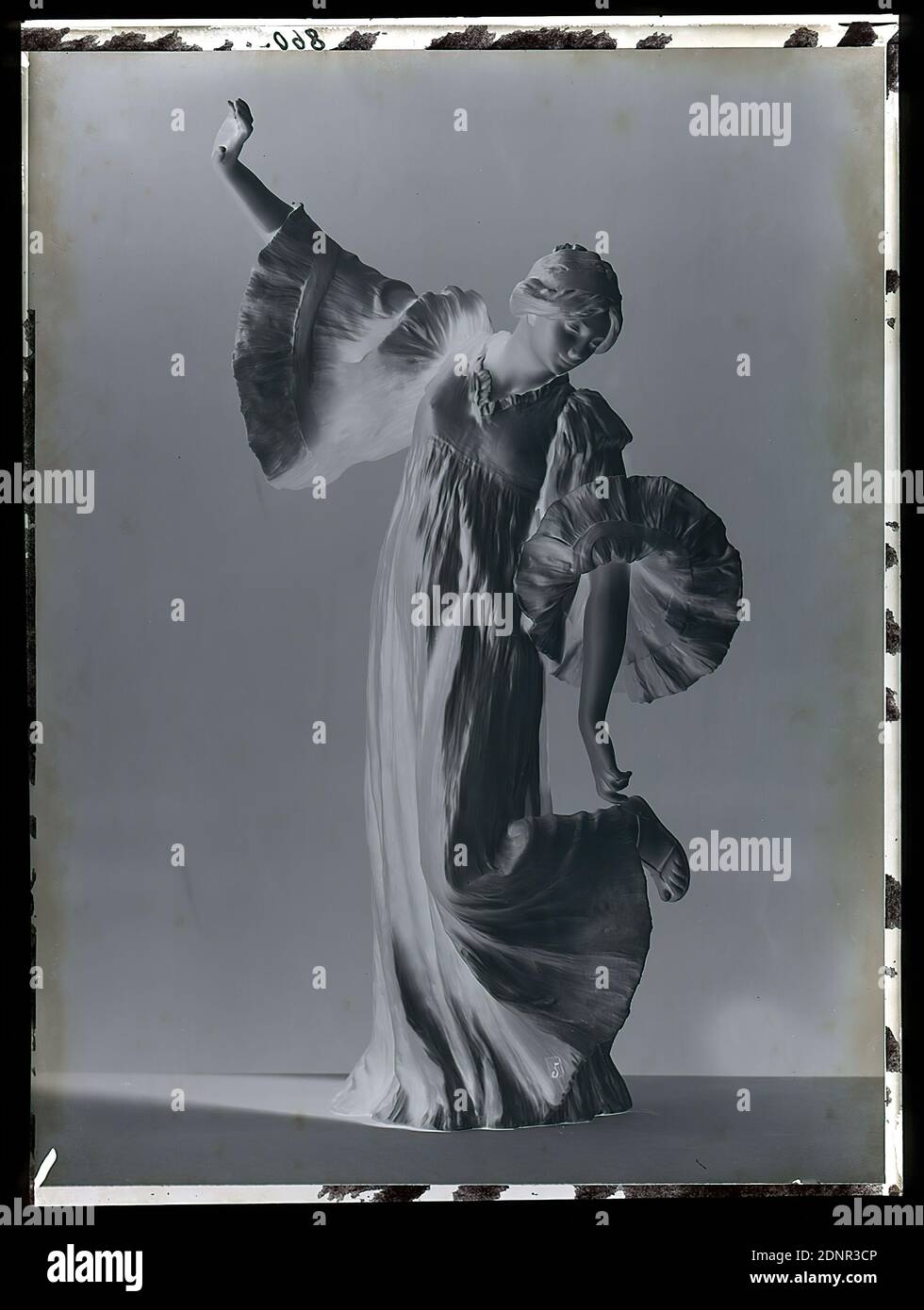 Wilhelm Weimar, figura sandal-binder, vidrio negativo, negro y blanco  negativo proceso, total: Altura: 23.8 cm; ancho: 17.8 cm, numerado: Arriba  a la izquierda. : en tinta negra: 860, escultura, plástico, arte de