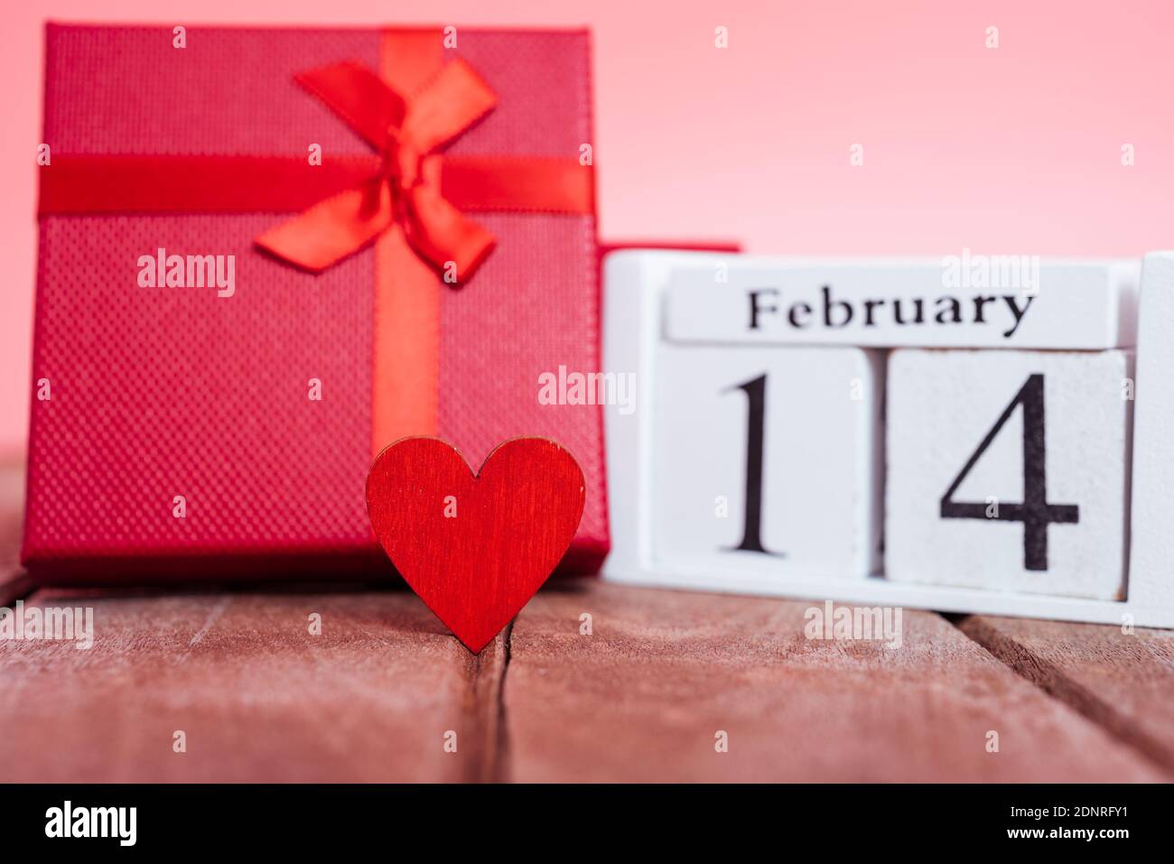 Primer plano de Heart Shape con fecha de febrero de 14th y caja de regalo en la mesa Foto de stock
