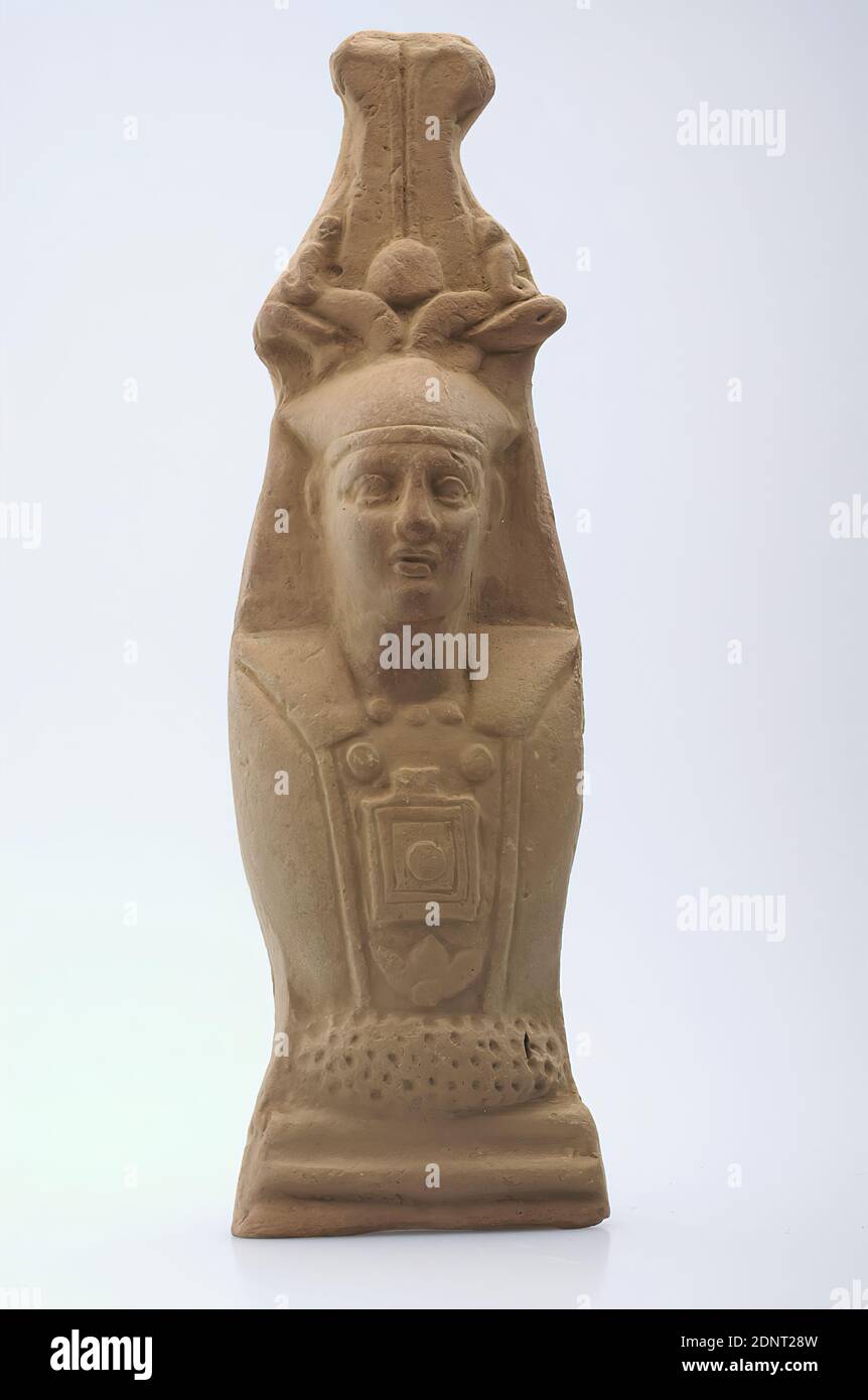 Osiris von Kanopus, arcilla, prensada en forma, modelada a mano, cocida (cerámica), arcilla, total: Altura: 19.9 cm; ancho: 6.2 cm; profundidad: 5.2 cm, Cerámica, Osiris, Dios del inframundo, Helenismo, período Imperial temprano, período Imperial Medio, el busto muestra al dios del inframundo, Osiris, en Regalia festiva con la corona de Atef y el disco solar por encima de la bufanda Nemes. Estos atributos reales son típicos para las representaciones del gobernante sobre el después de la vida. Foto de stock