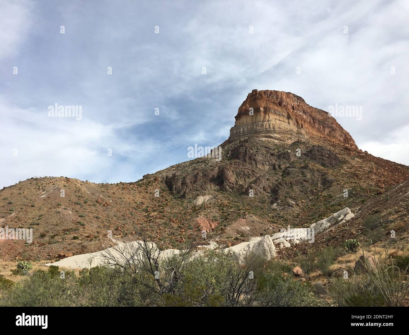 Formaciones rocosas en el paisaje contra el cielo Foto de stock