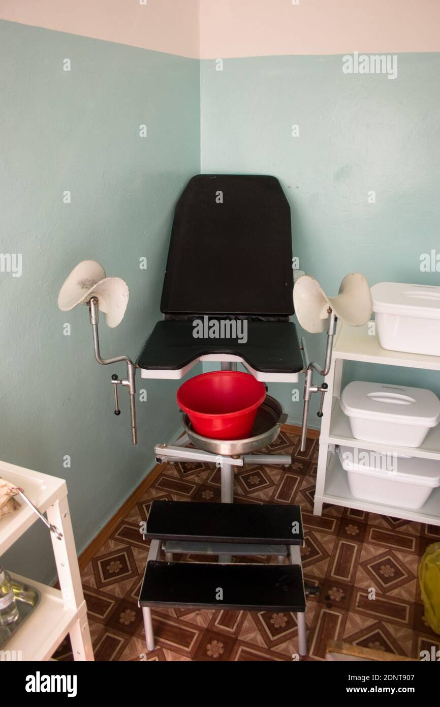Silla ginecológica. Silla ginecológica antigua en la sala de examen