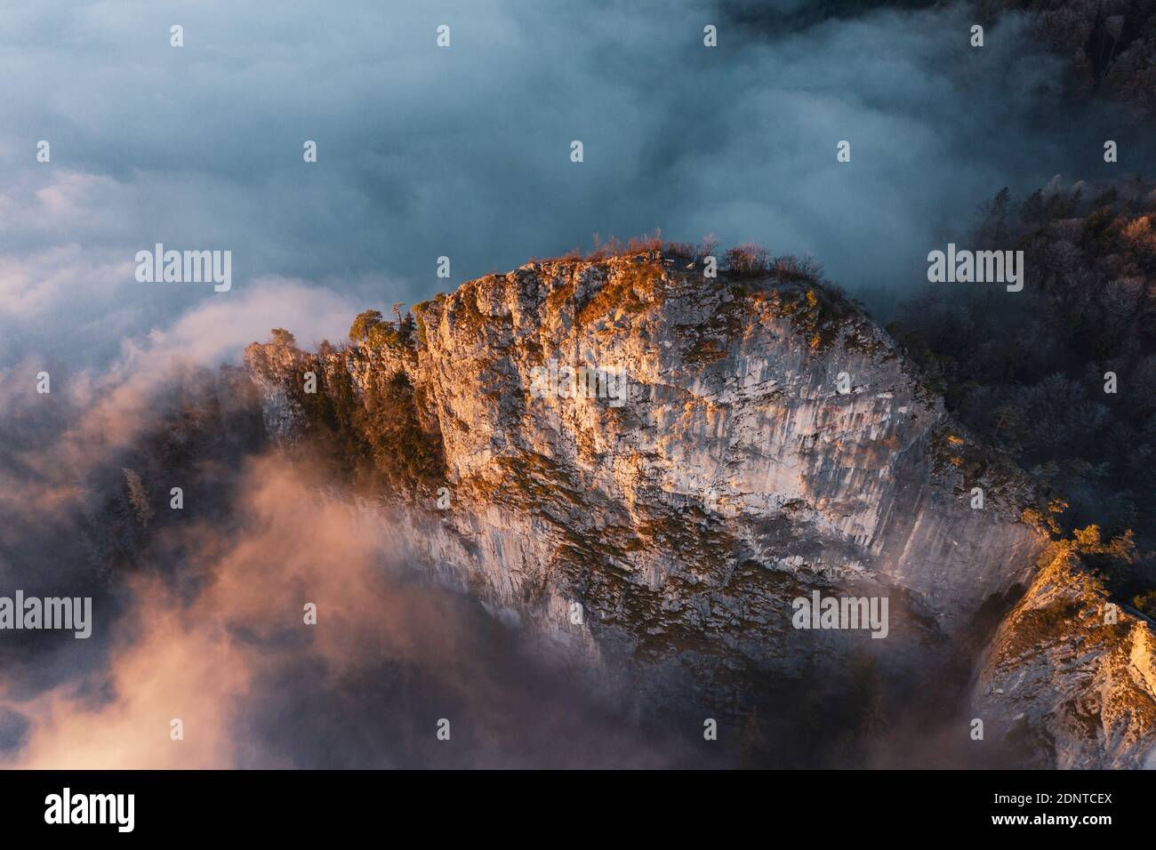 Vista aérea de una cresta de montaña que se eleva a través de las nubes, Hallein, Salzburgo, Austria Foto de stock