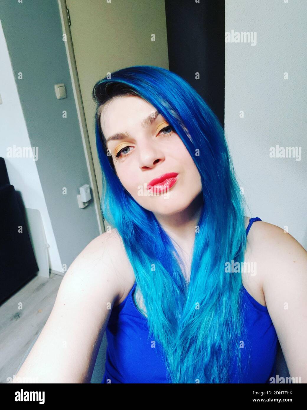 Retrato de una mujer joven con pelo azul teñido Fotografía de stock - Alamy