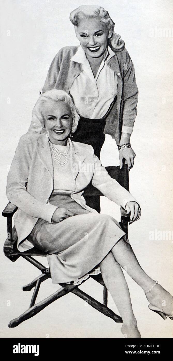 Fotografía de Mamie Van Doren (1931-) con su madre Lucille Harriet Bennett (1912-1995). Foto de stock