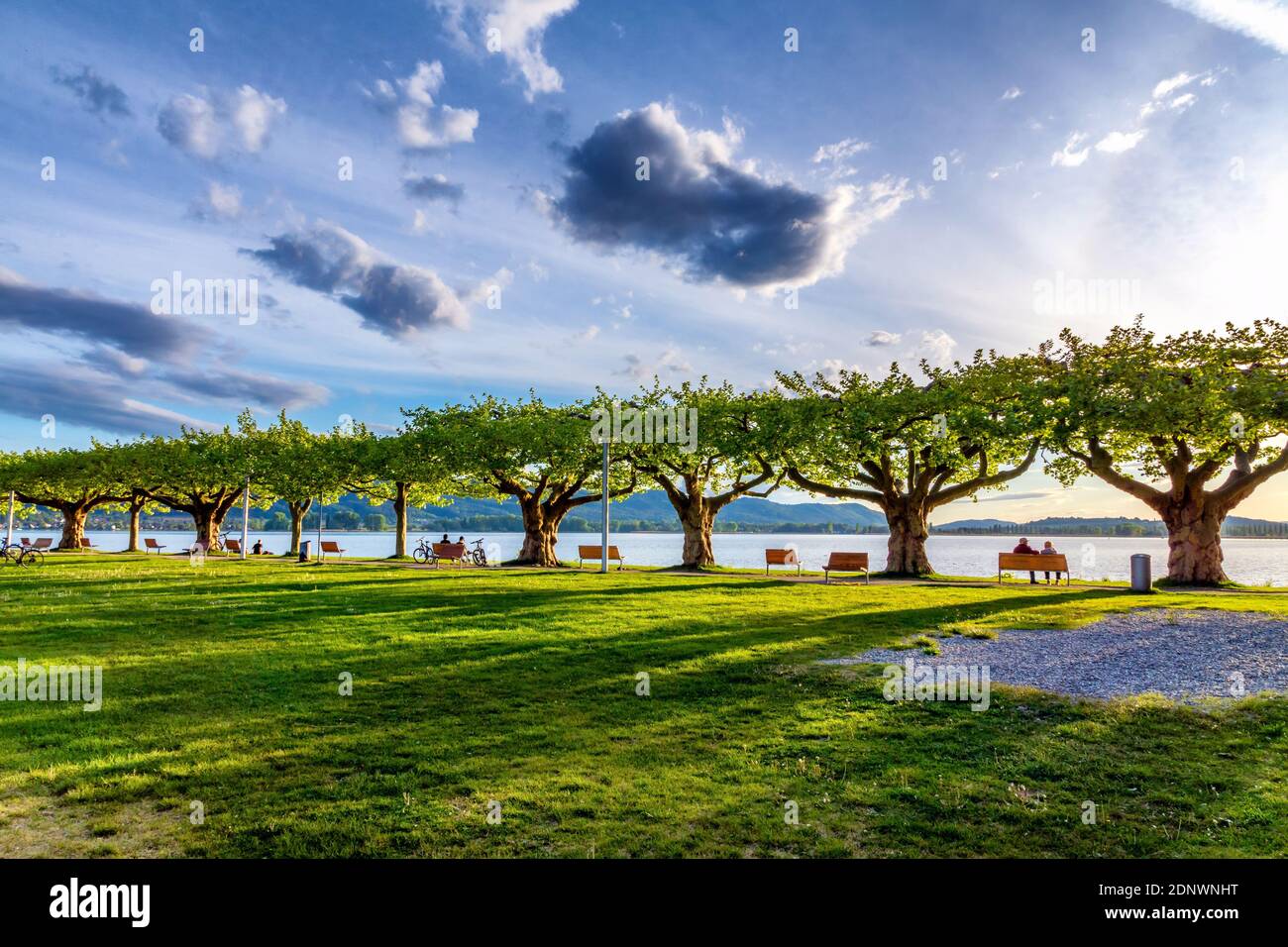 Vacaciones de verano en el hermoso lago Constanza con Blue Sky y rayos de sol Foto de stock