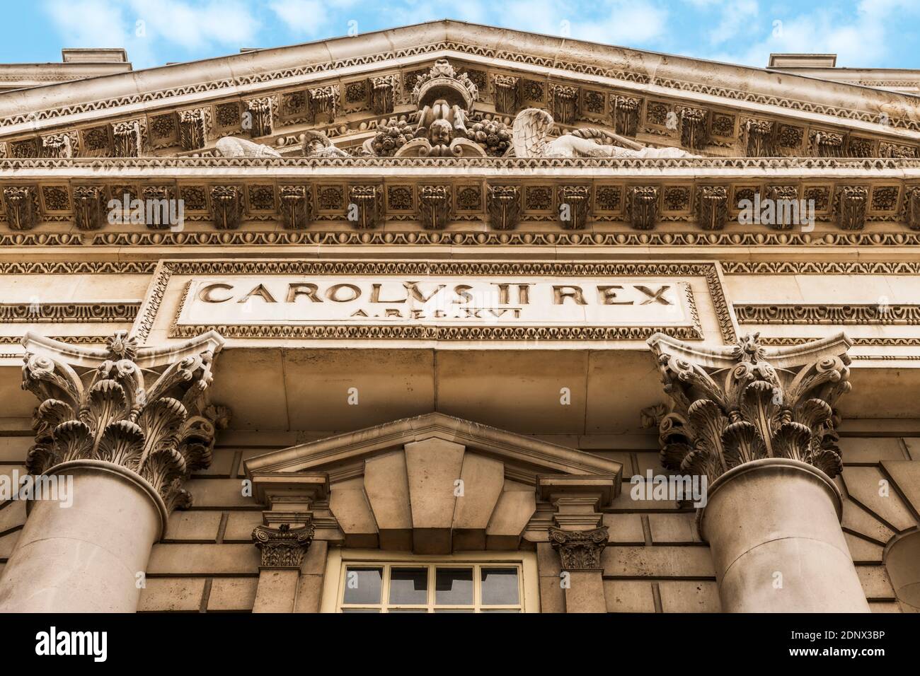 Carolus II Rex - la imponente fachada barroca del antiguo Royal College en Greenwich Park, Londres. Foto de stock