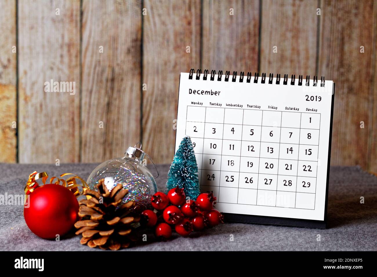 Diciembre 2019 Calendario y Primer plano de la decoración de Navidad en la  mesa Fotografía de stock - Alamy