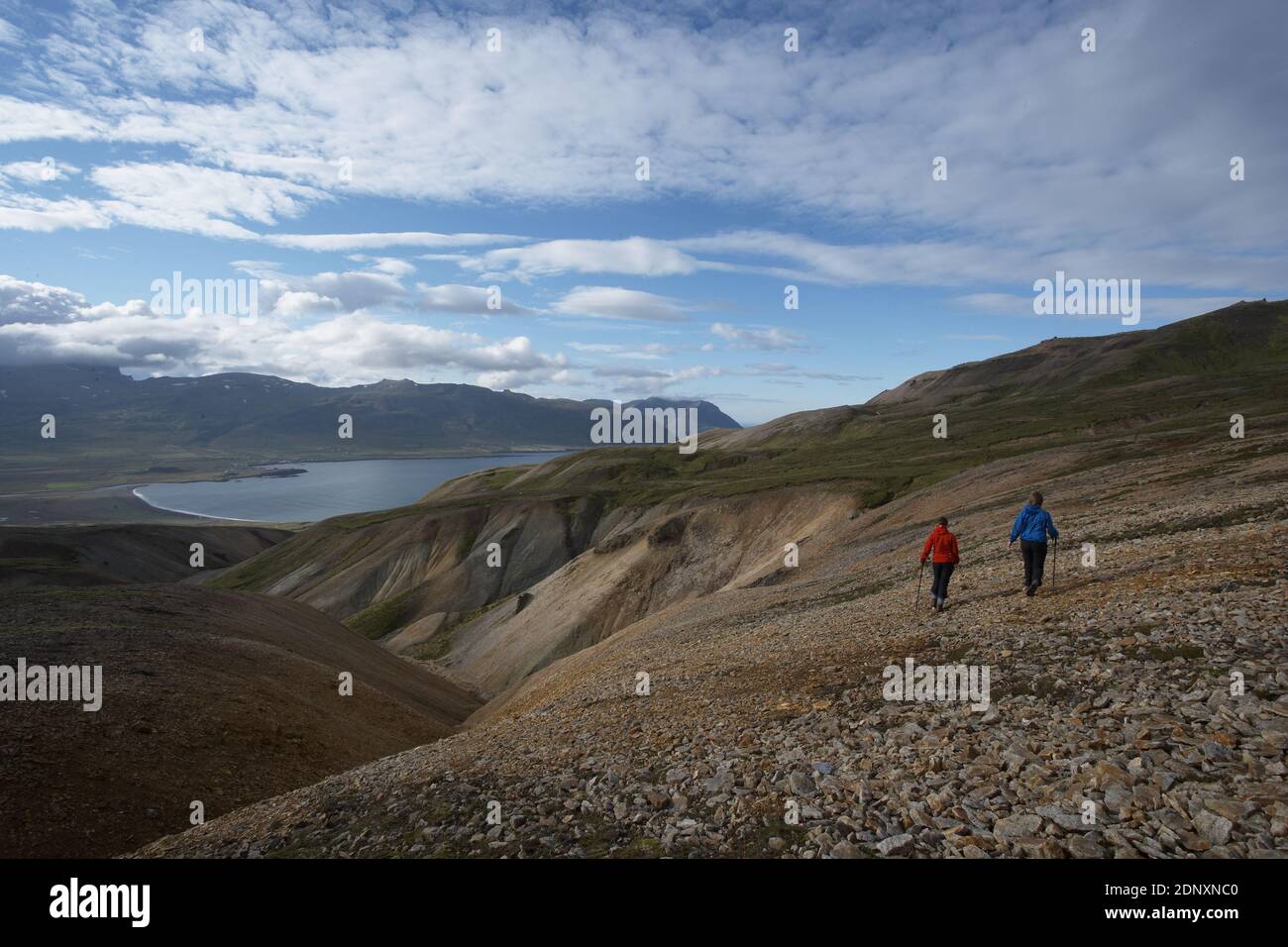 Islandia / este de Islandia / Borgarfjordur/ dos mujeres de senderismo en las montañas. Foto de stock