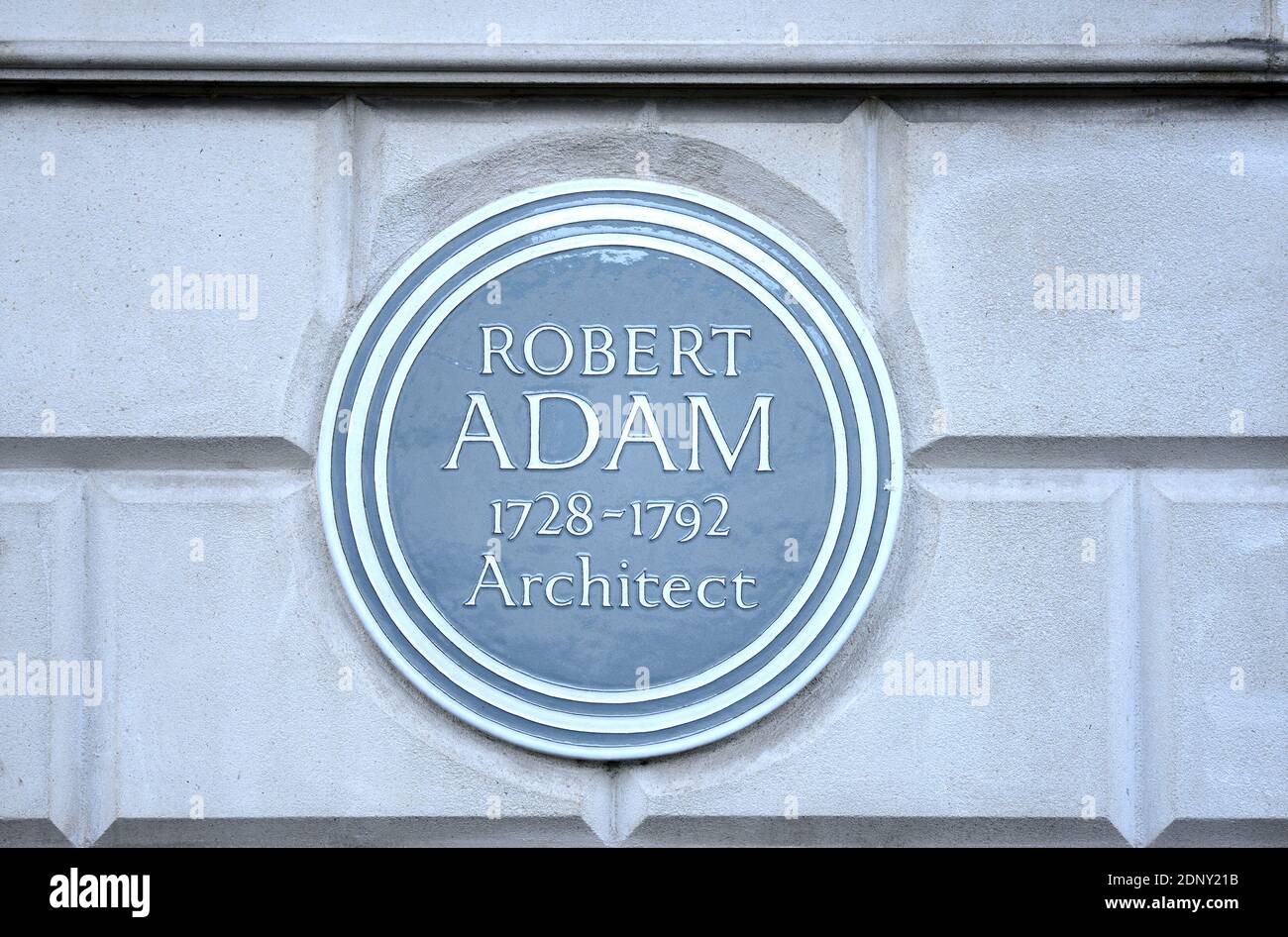 Londres, Reino Unido. Placa conmemorativa en Boston House, 37 Fitzroy Square: 'Robert Adam 1728-1792 arquitecto' en un edificio que él diseñó Foto de stock