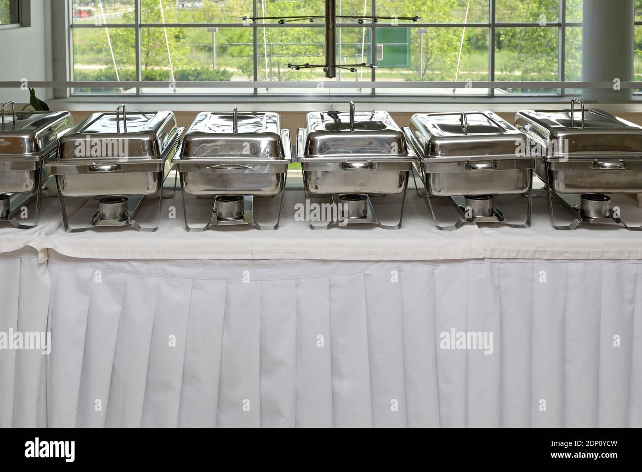Bandejas para calentar alimentos preparados en mesa buffet Fotografía de  stock - Alamy