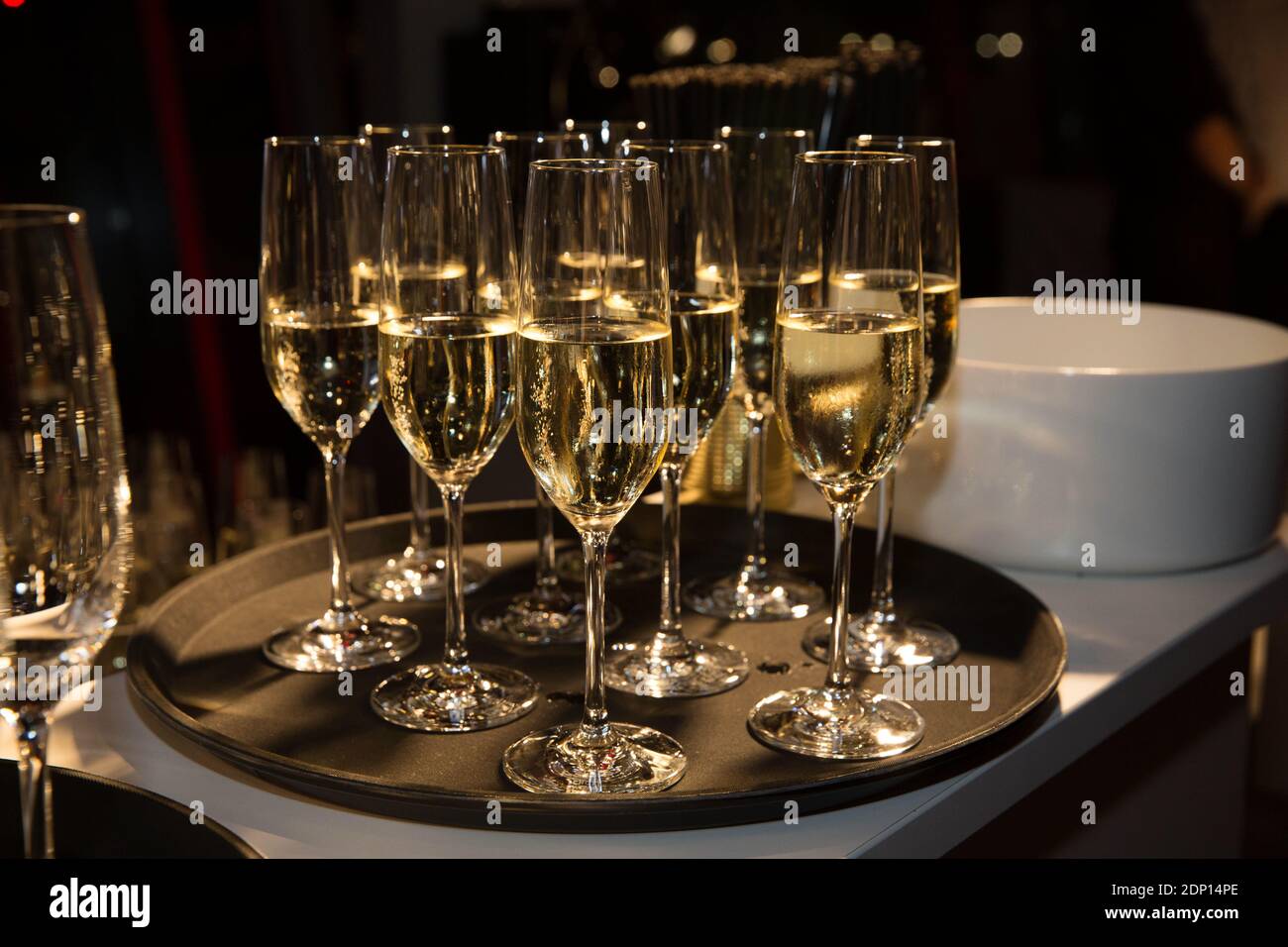 Copas de champán en la bandeja de servir Foto de stock