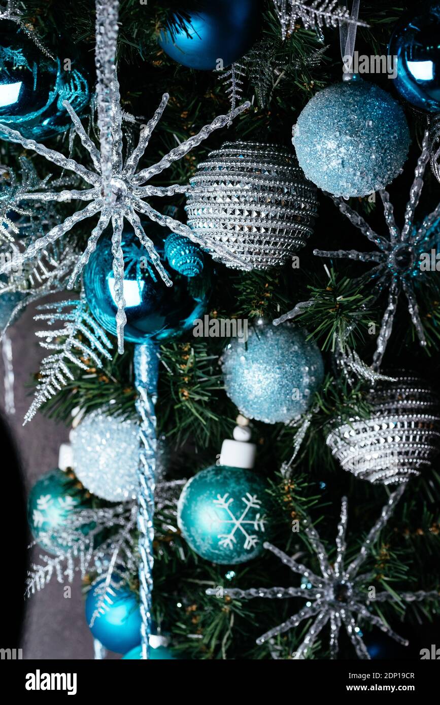 árbol de navidad con bolas azules Fotografía de stock - Alamy