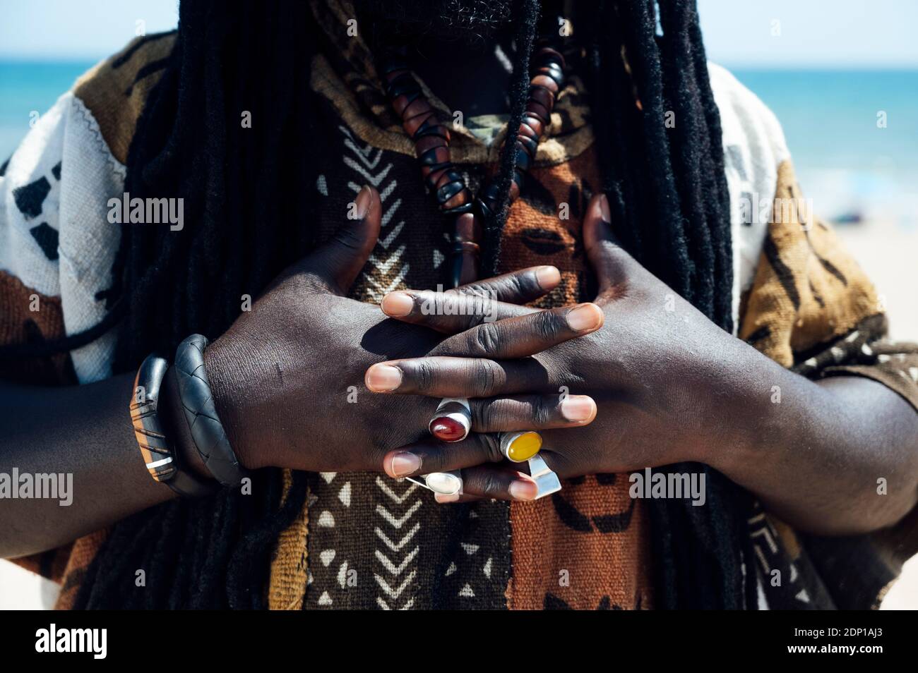 Manos con anillos de jeweled del hombre con dreadlocks Fotografía de stock  - Alamy