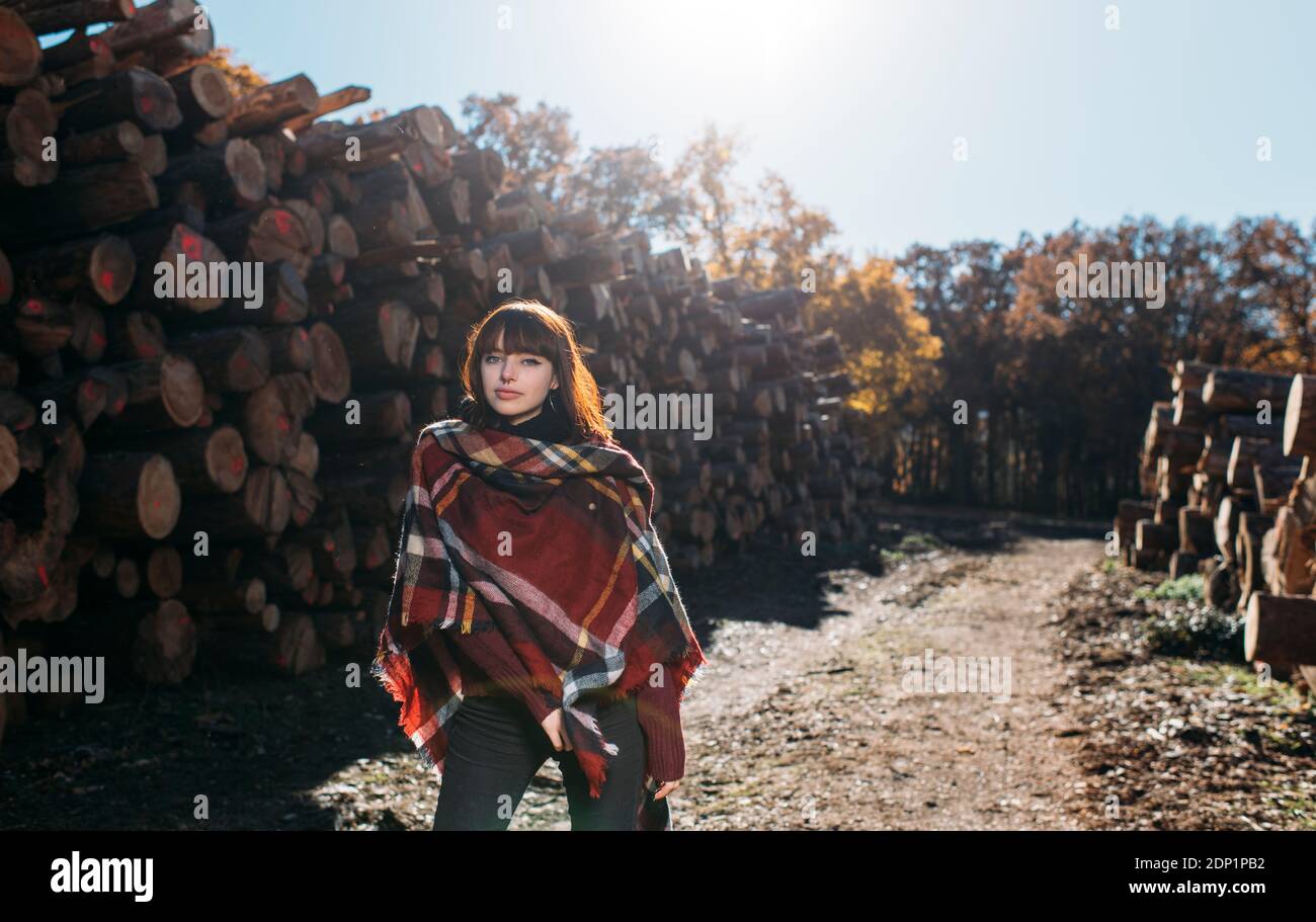 Retrato de mujer joven en la pila de madera Foto de stock